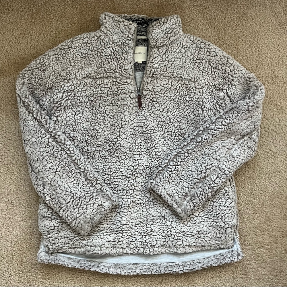 Thread and supply quarter zip Sherpa. Soft cotton lining in inside. Size small.